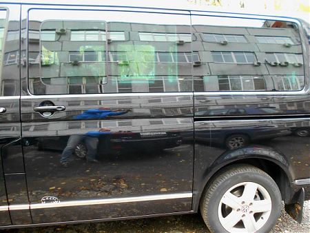 Общий вид повреждения на сдвижной двери Volkswagen Multivan